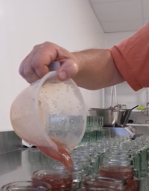 Mise en pot artisanale d'une préparation fruitée
